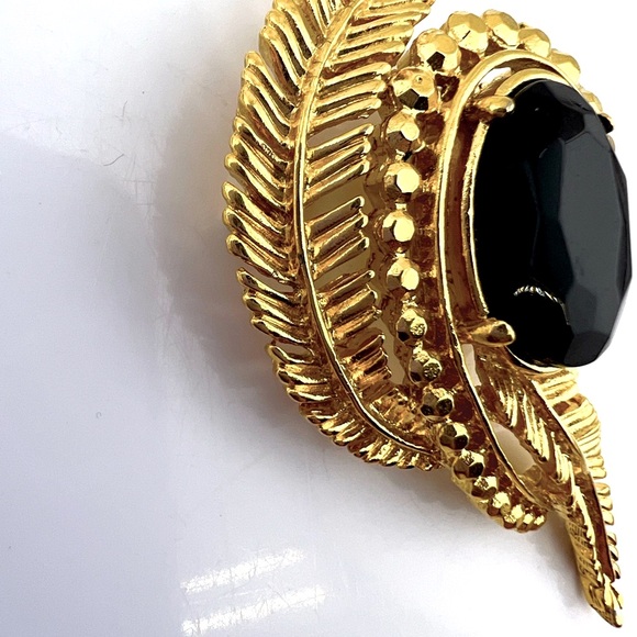 Vintage Trifari Gold Toned and Black Rhinestone Leaf Brooch - Picture 2 of 7